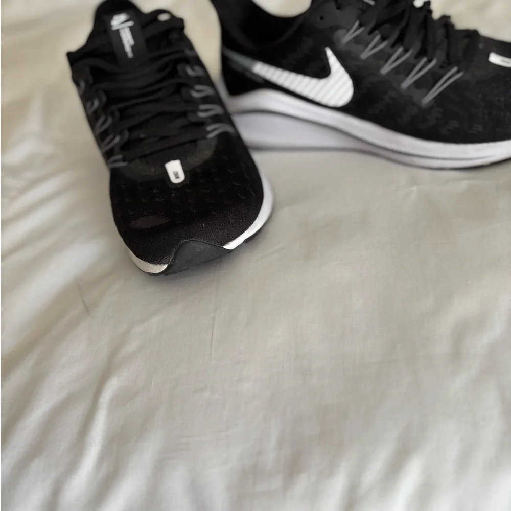 NIKE ZOOM VOMERO14 like new - Picture 2 of 4
